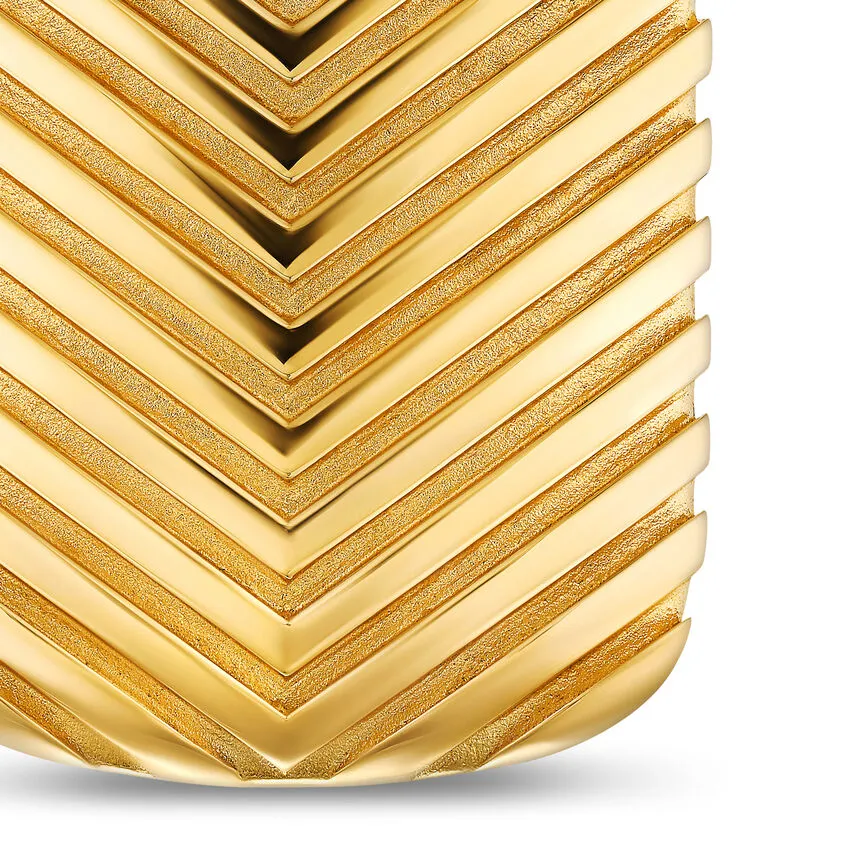 Chevron Tag in 18K Yellow Gold, 34mm
