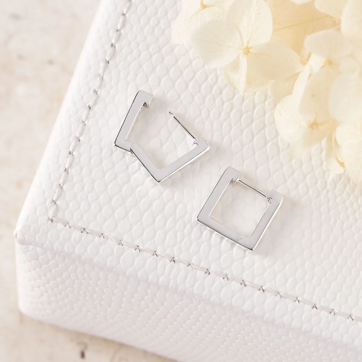 Deco Square Huggies