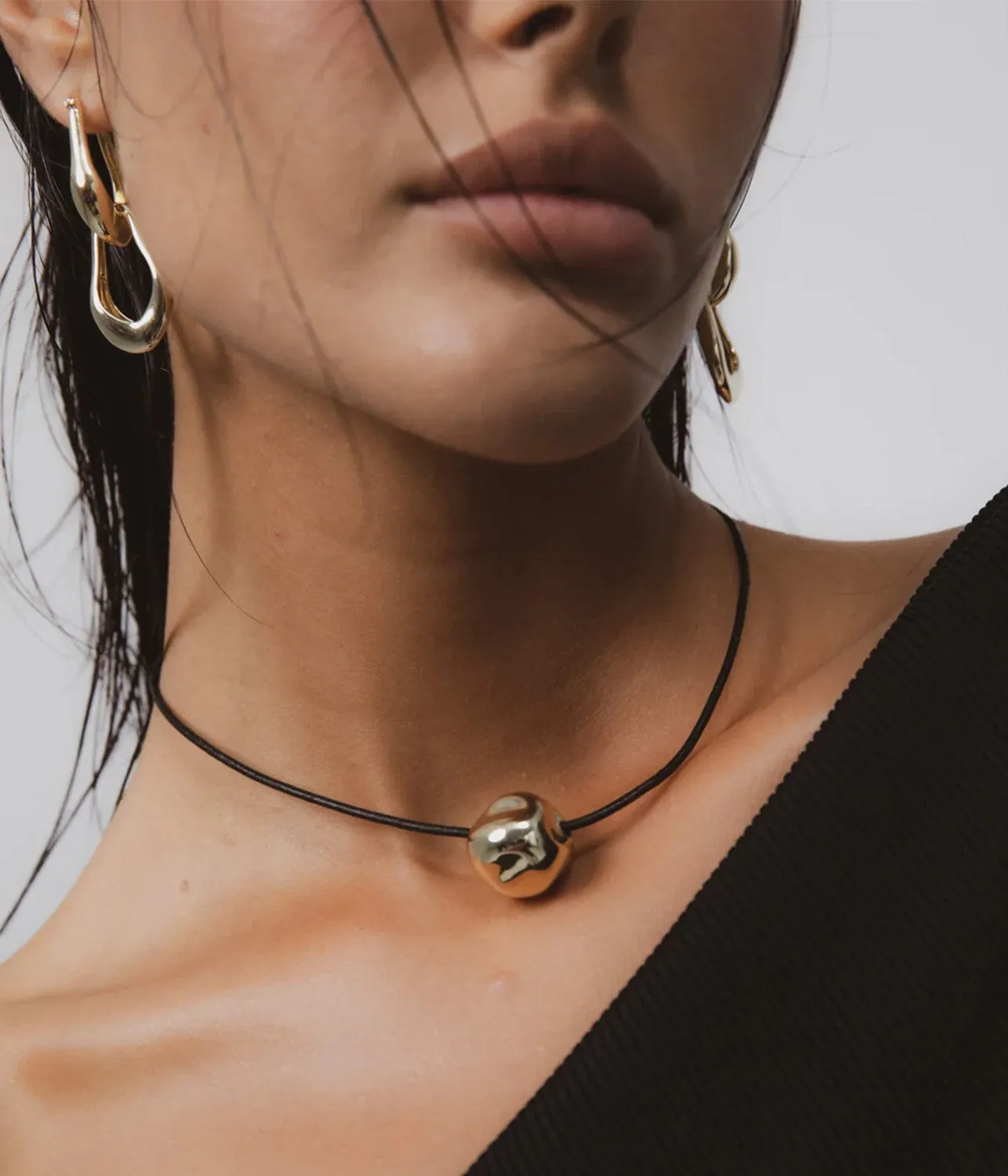 HAMMERED BALL LEATHER CHOKER- SILVER