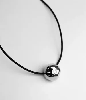 HAMMERED BALL LEATHER CHOKER- SILVER