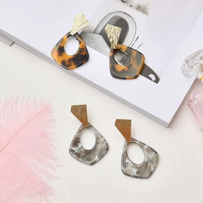 Nordic Minimalist Fashion Seashell Earrings For Fashionable Girls Price For One Pair