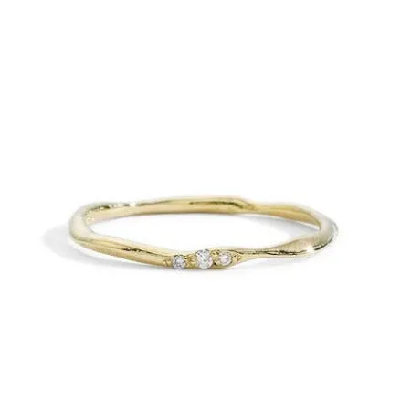 thin wavy three diamond band