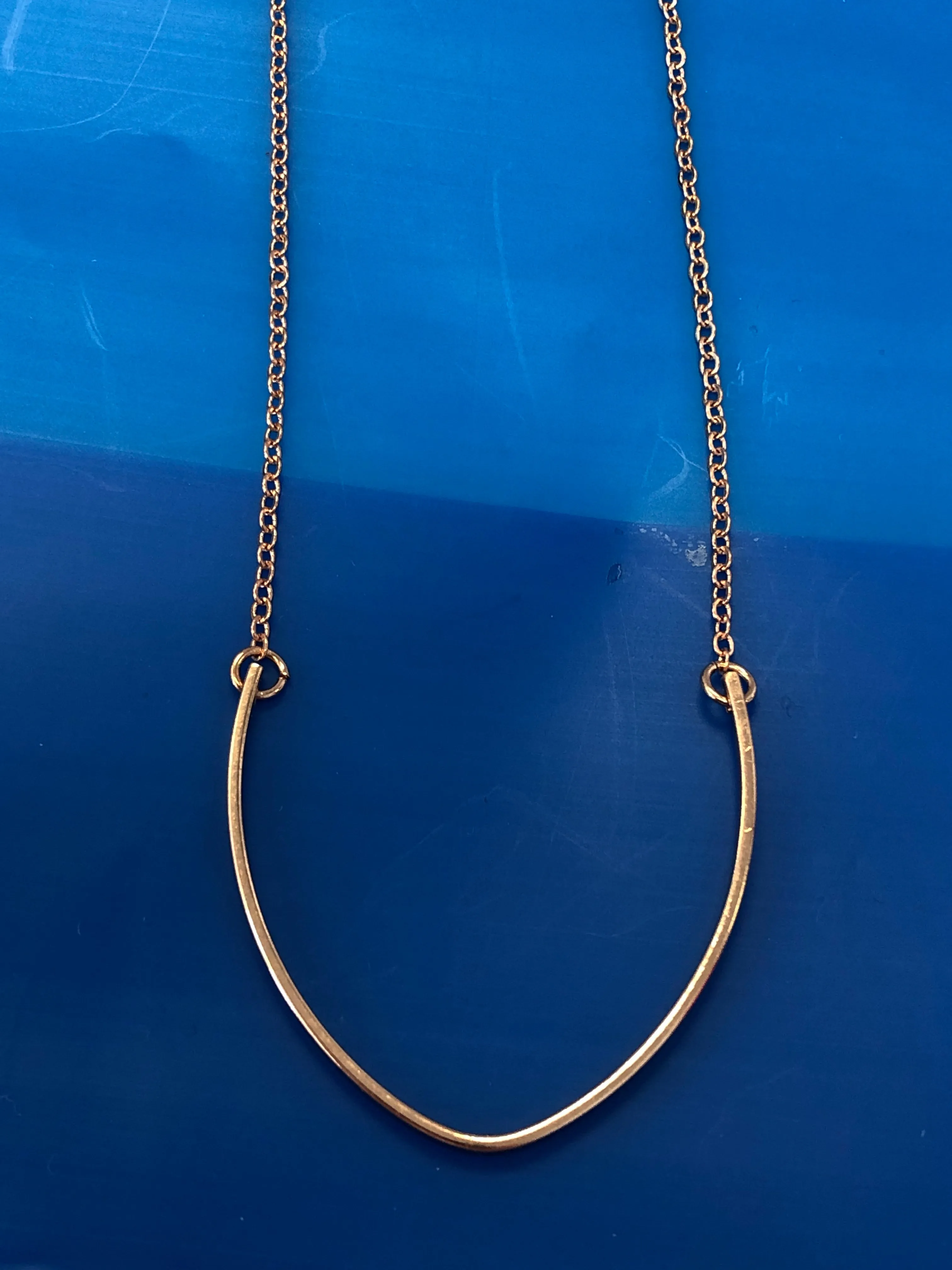 V HORSESHOE NECKLACE