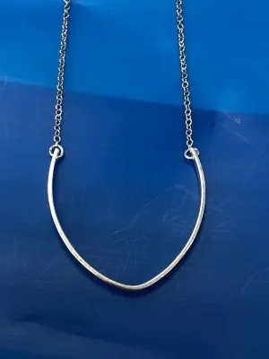 V HORSESHOE NECKLACE