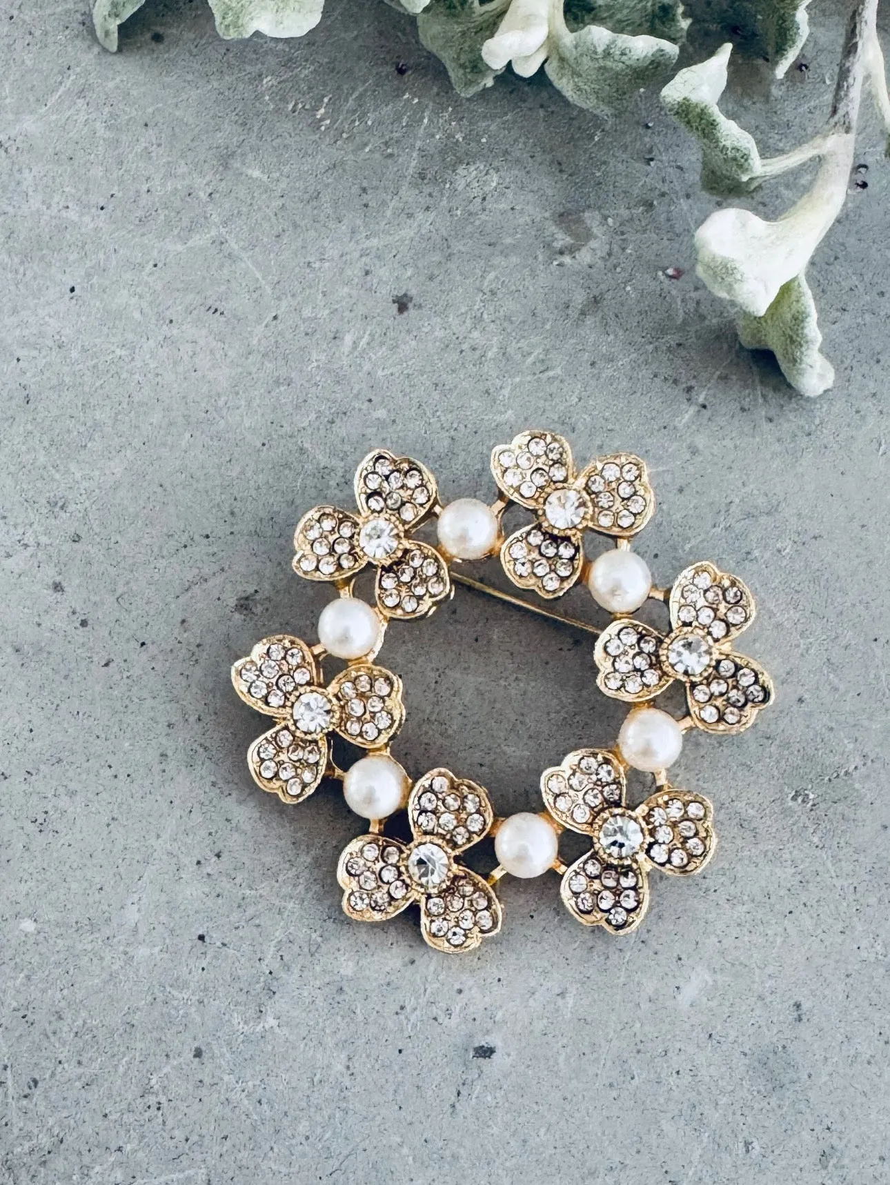 Various stock pins | brooches