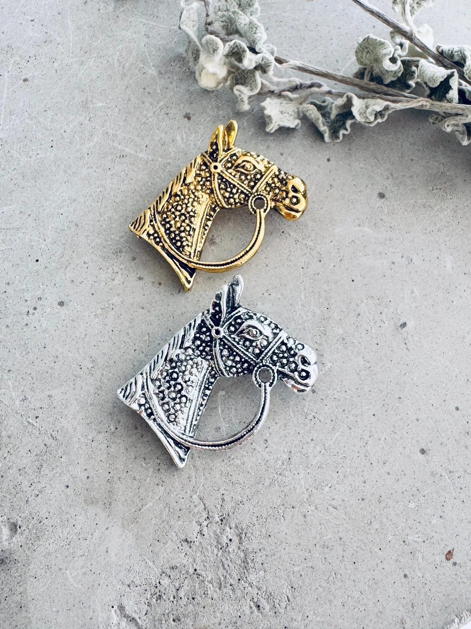 Various stock pins | brooches