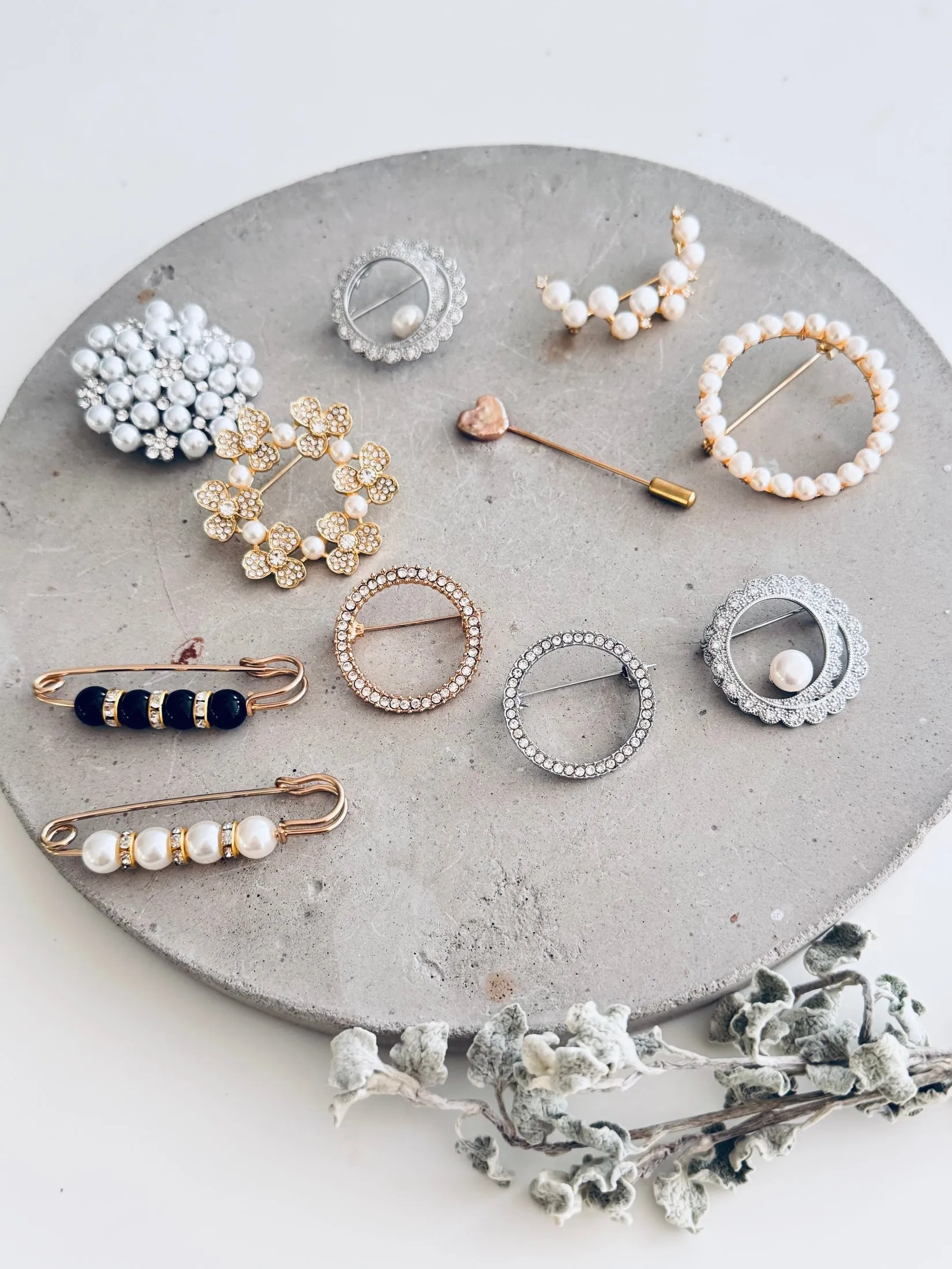 Various stock pins | brooches