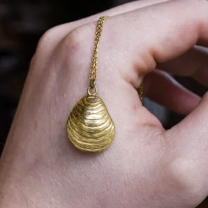 Victorian 18k Gold Mussel Locket