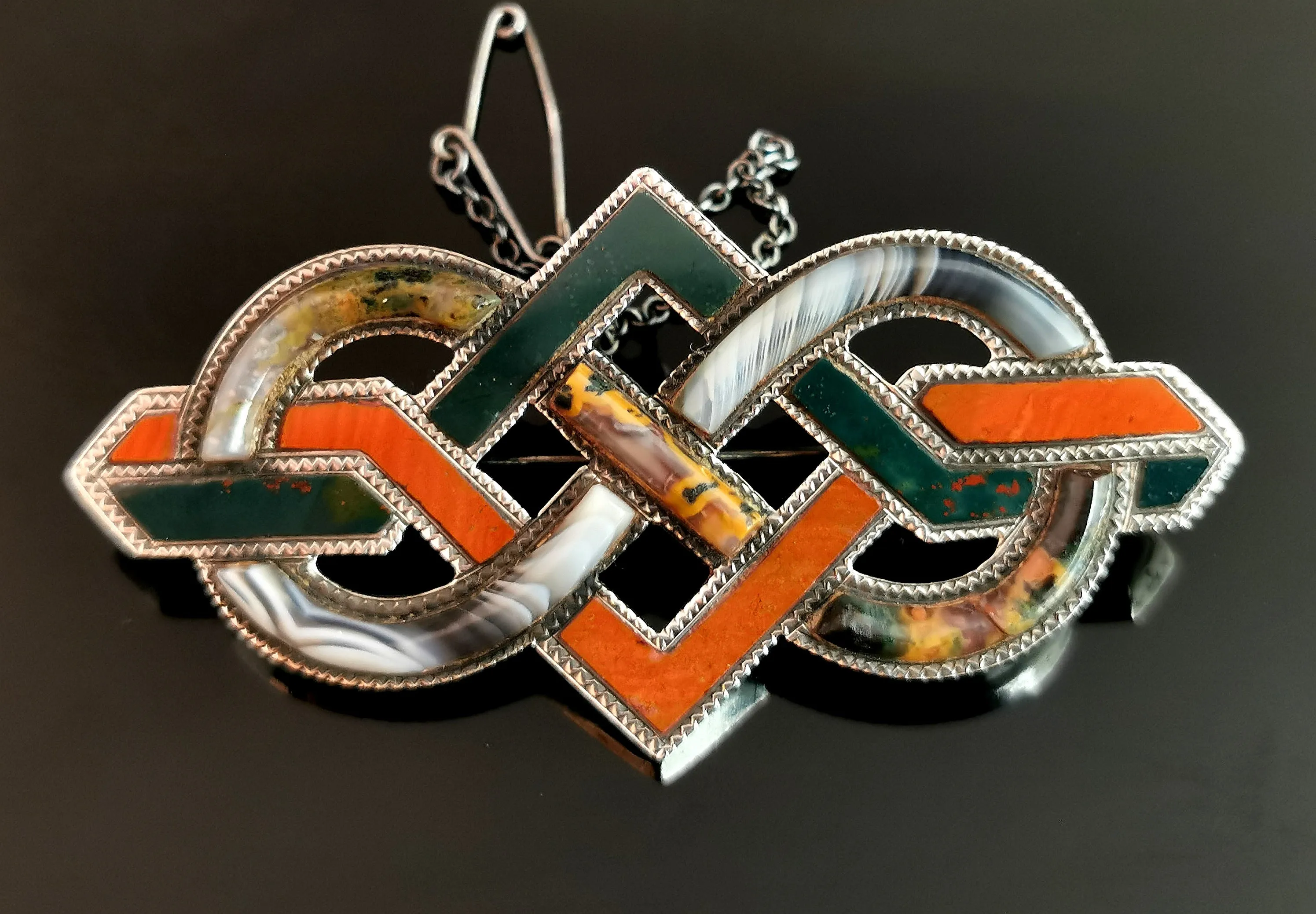 Victorian Scottish agate and Silver knot brooch