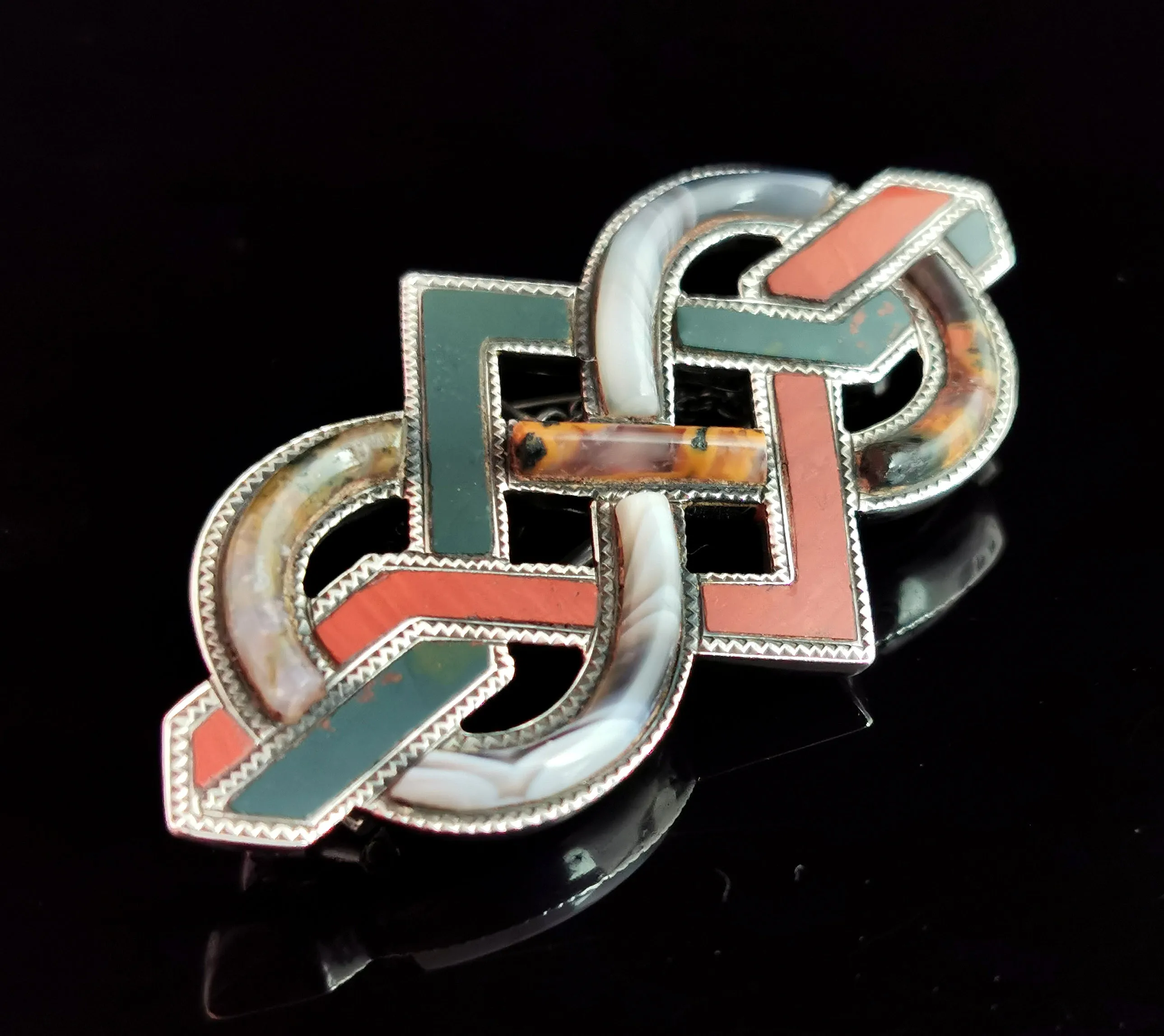 Victorian Scottish agate and Silver knot brooch