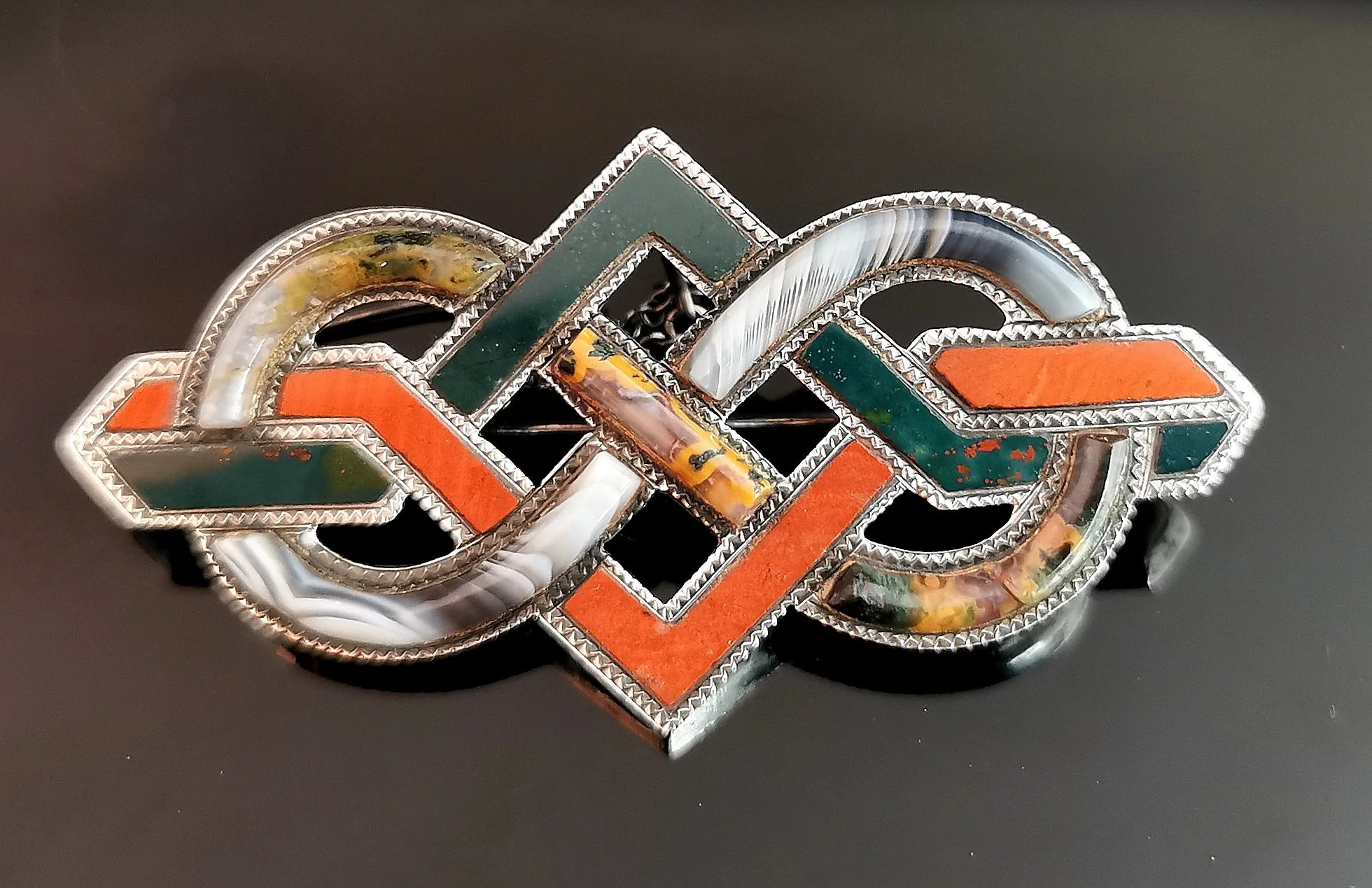 Victorian Scottish agate and Silver knot brooch
