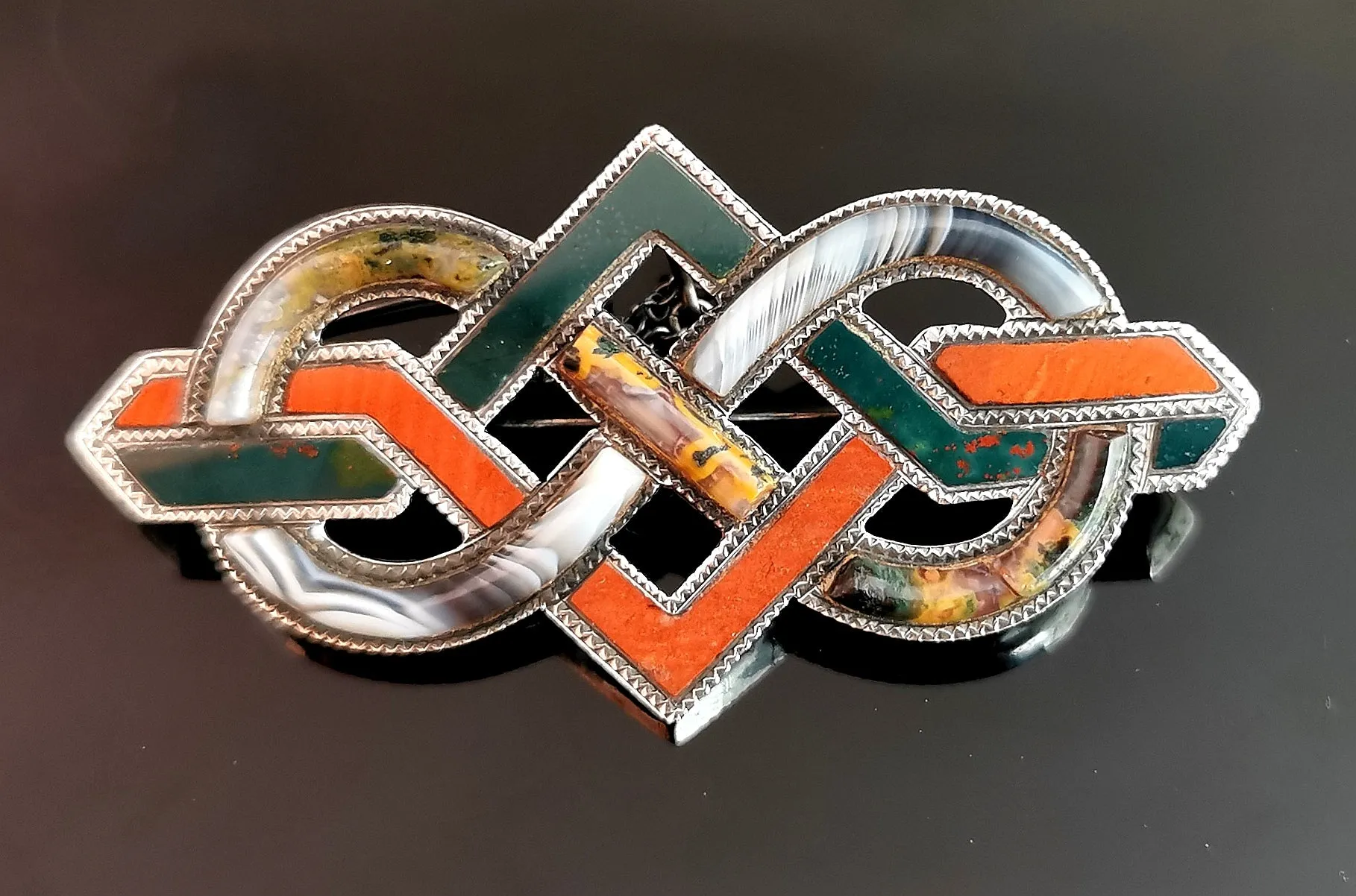 Victorian Scottish agate and Silver knot brooch