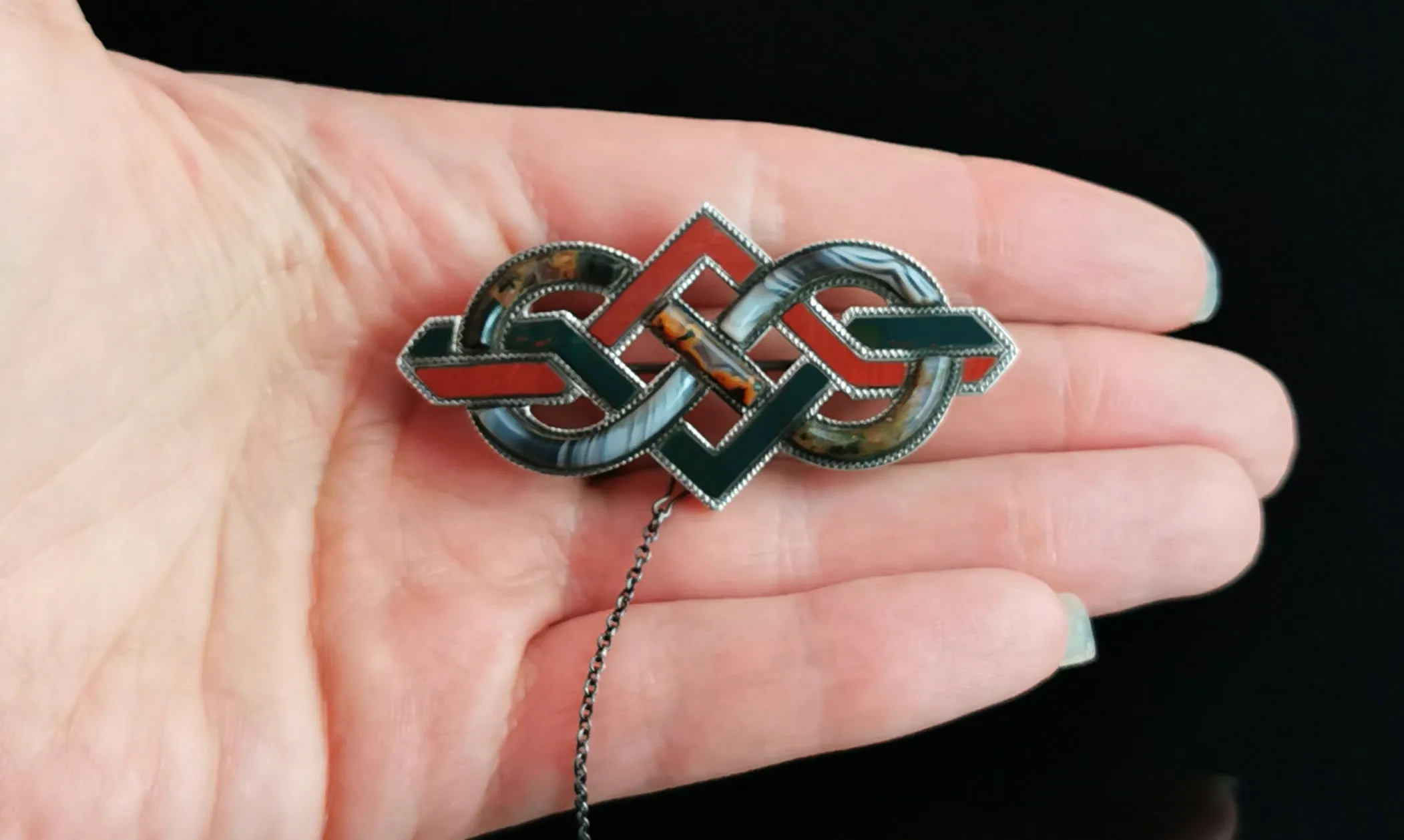 Victorian Scottish agate and Silver knot brooch