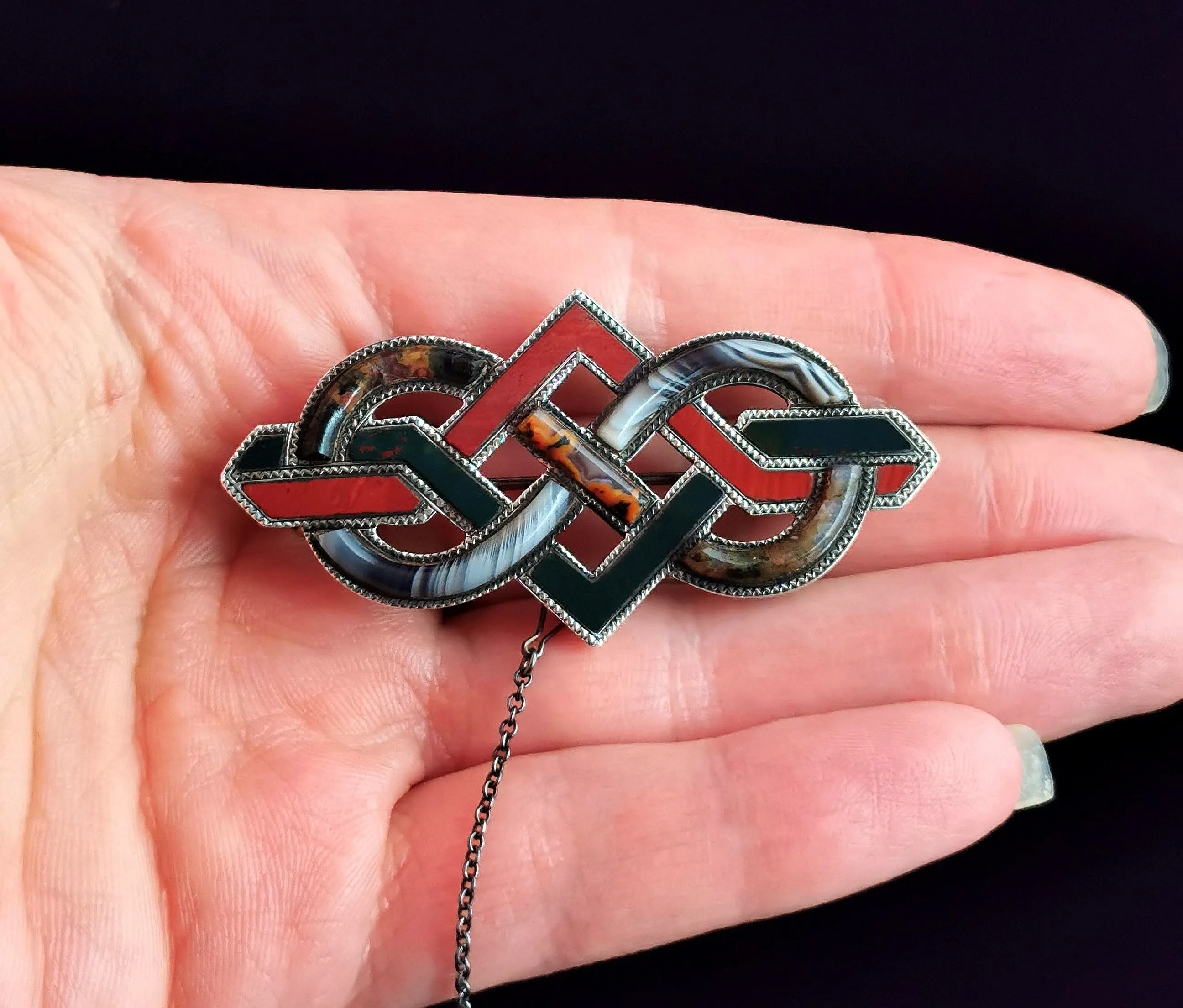Victorian Scottish agate and Silver knot brooch