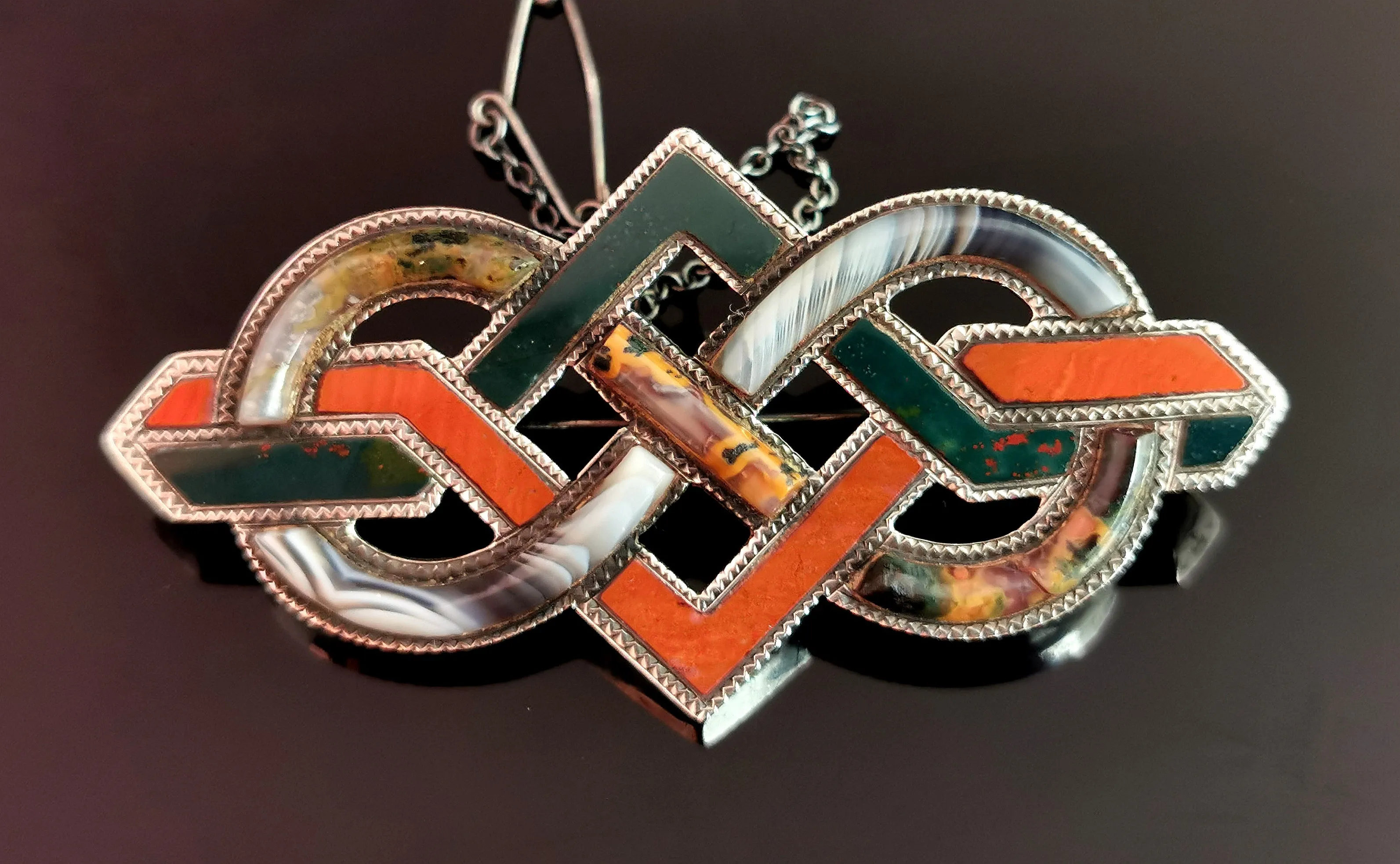 Victorian Scottish agate and Silver knot brooch