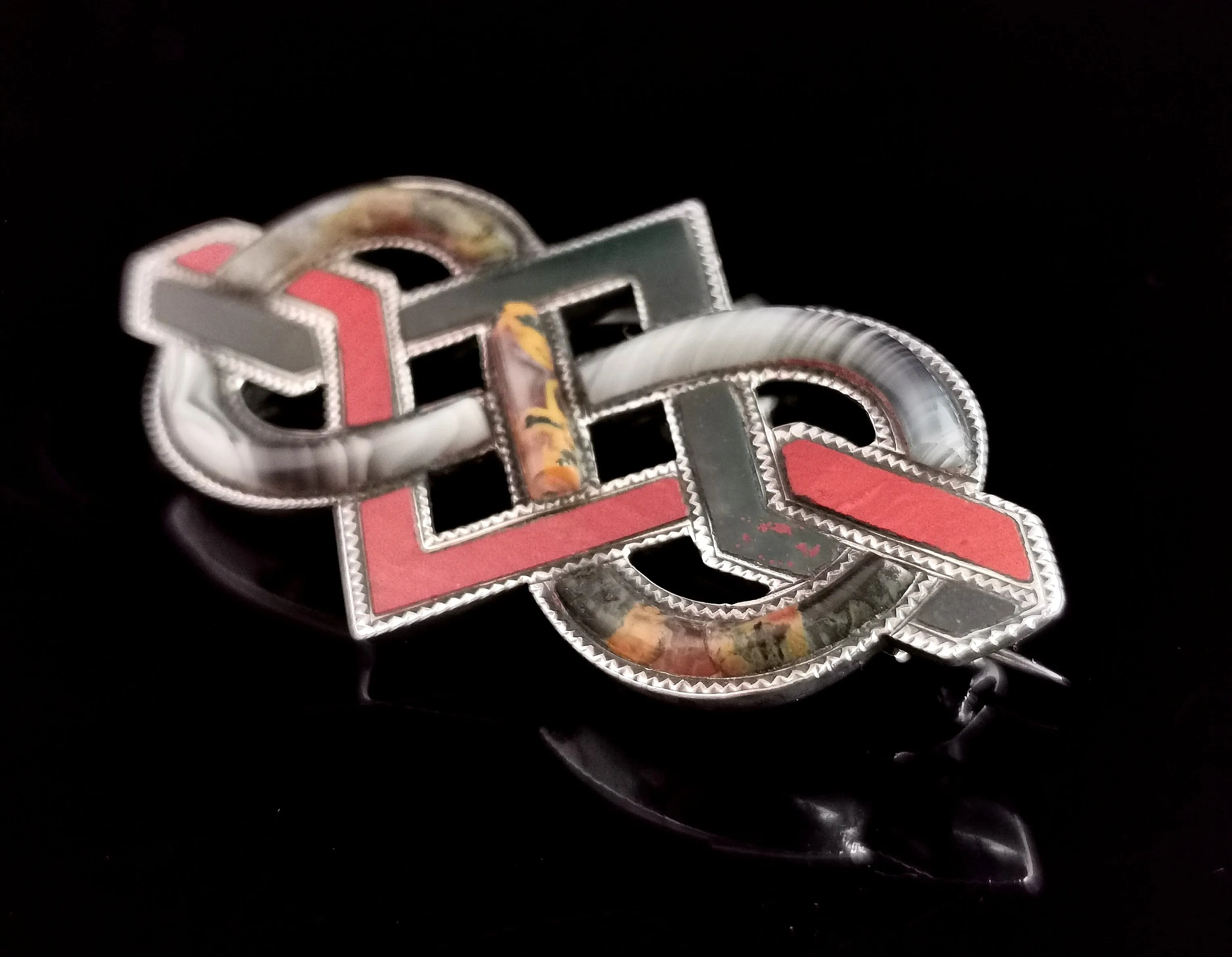 Victorian Scottish agate and Silver knot brooch