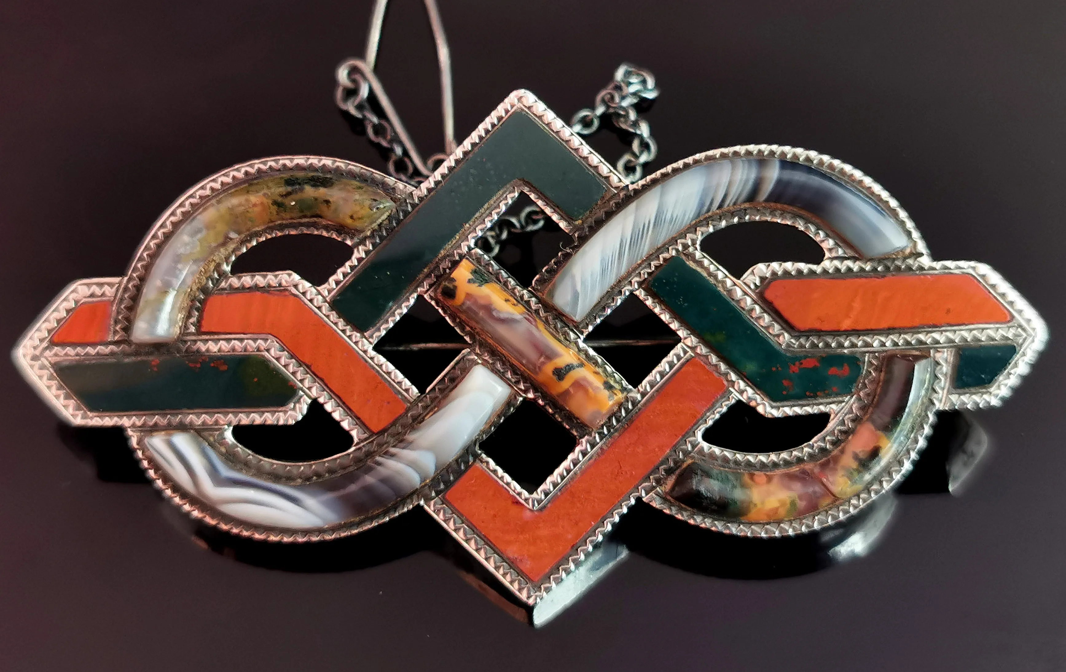 Victorian Scottish agate and Silver knot brooch