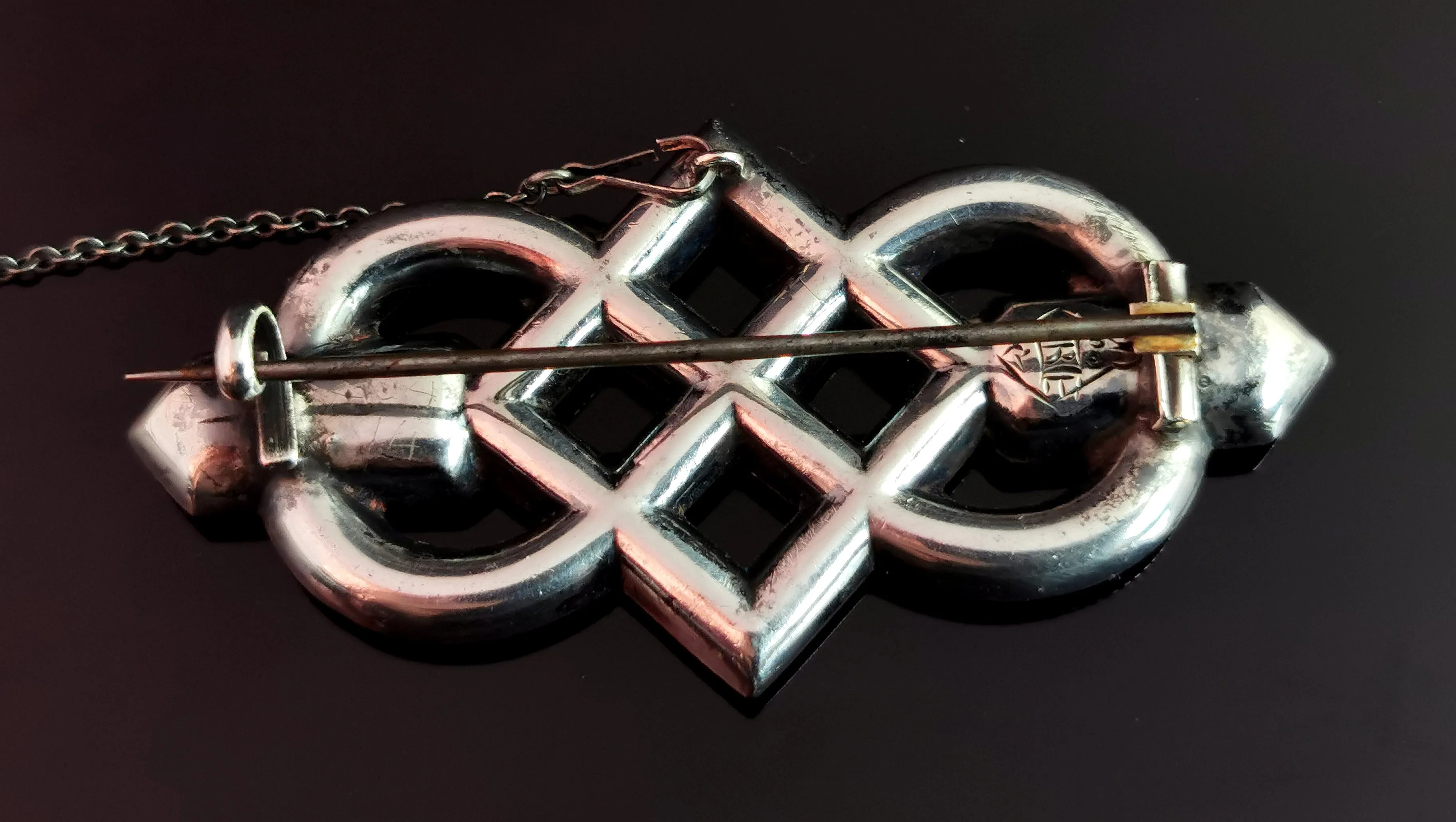 Victorian Scottish agate and Silver knot brooch