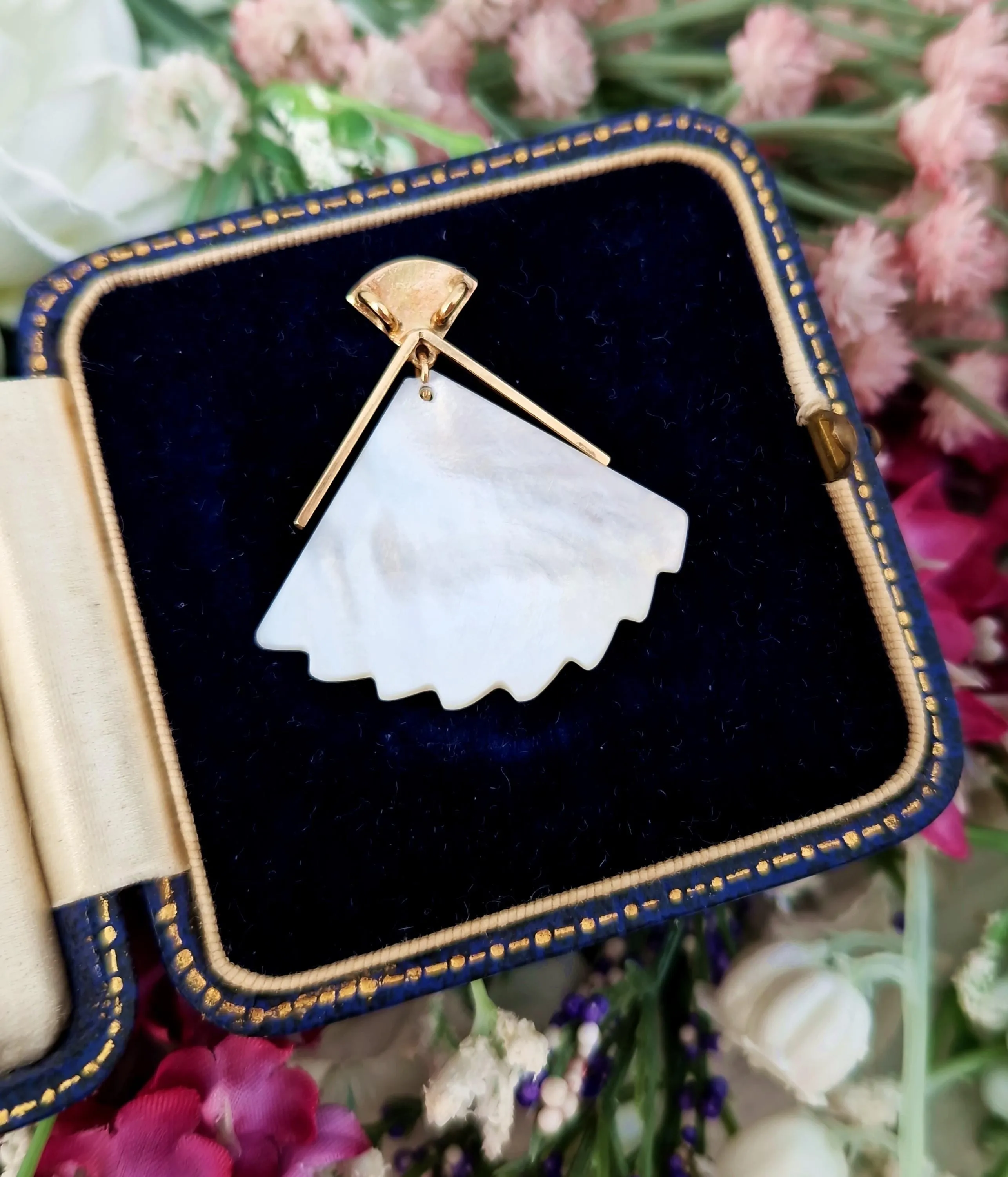Vintage Art Deco Style 9ct Yellow Gold Mother of Pearl Fan Shaped Pendant Necklace