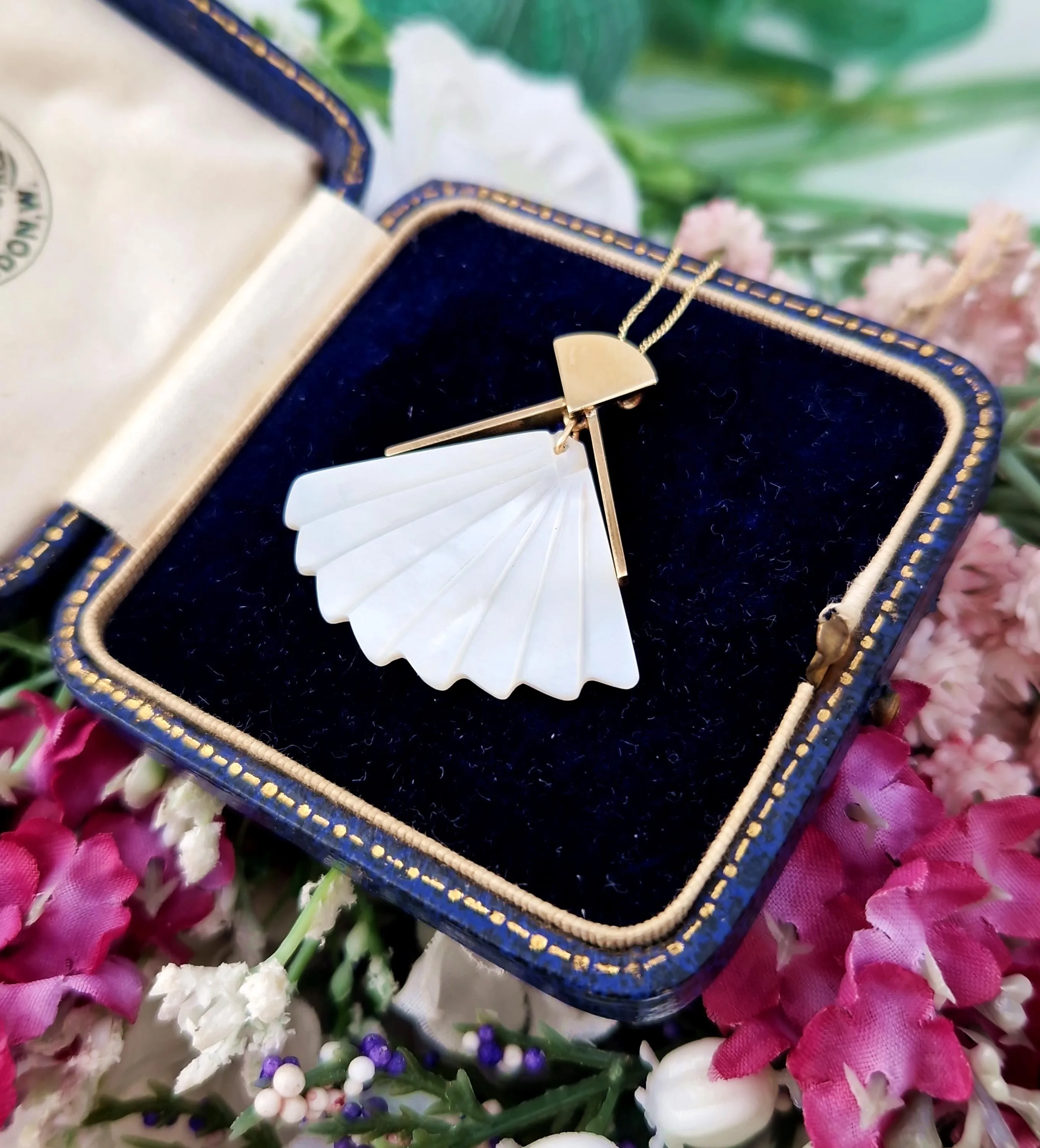 Vintage Art Deco Style 9ct Yellow Gold Mother of Pearl Fan Shaped Pendant Necklace