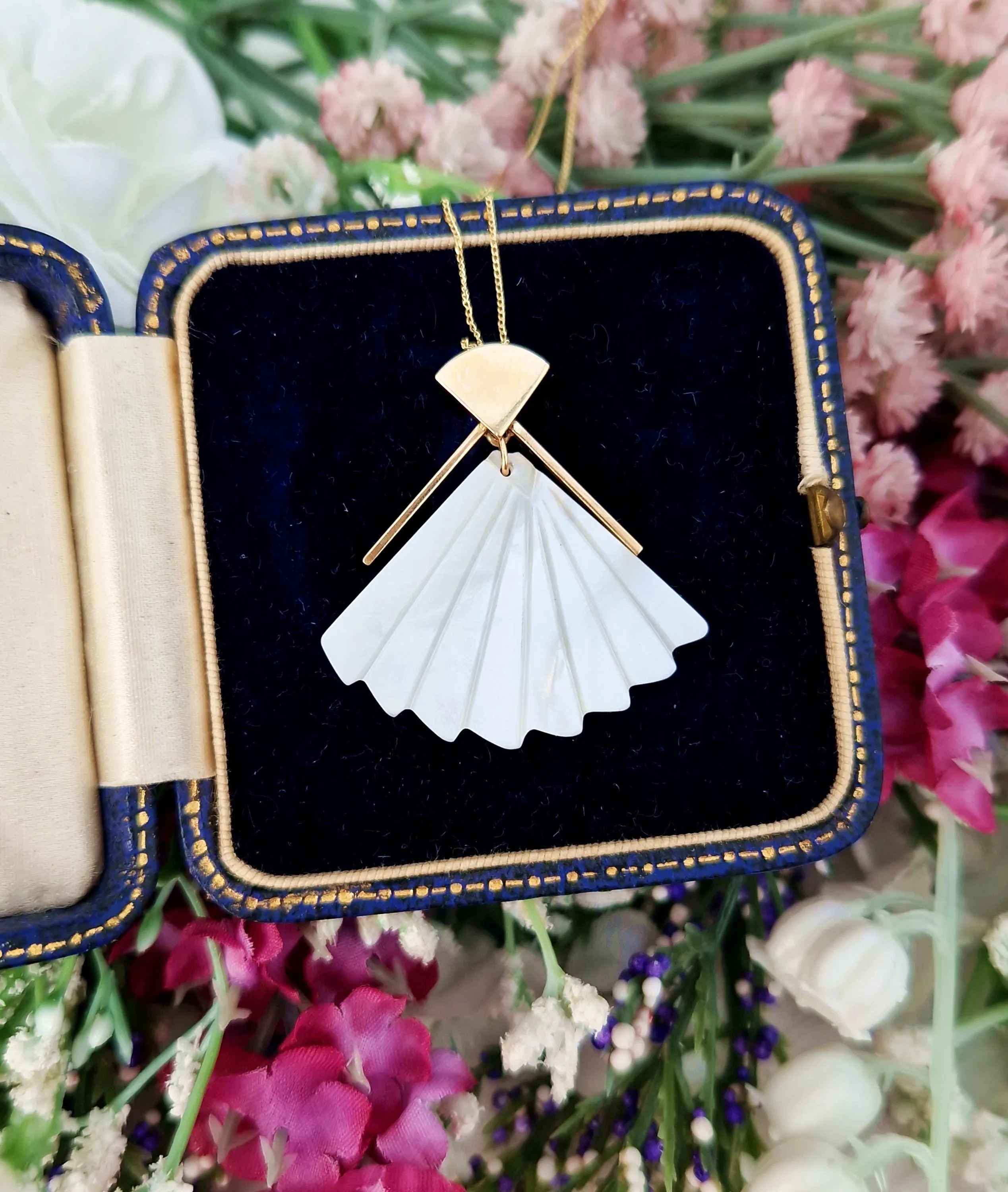 Vintage Art Deco Style 9ct Yellow Gold Mother of Pearl Fan Shaped Pendant Necklace